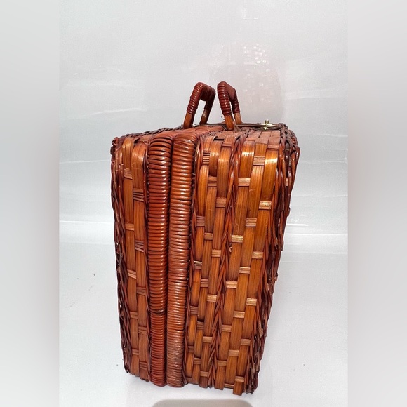 Vintage Linens and Things On the Beach Wicker Picnic Basket - Picture 6 of 16